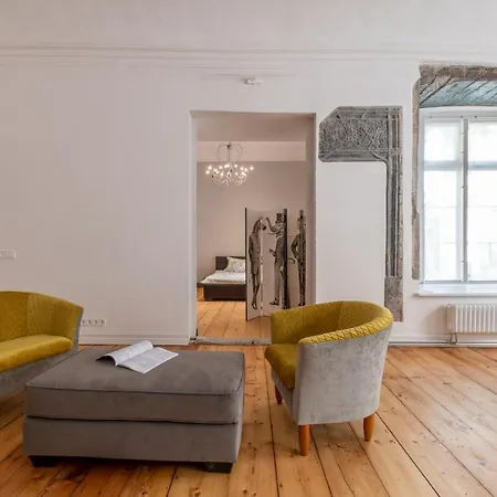 Spacious 3-bedroom In The Old Town Apartment *